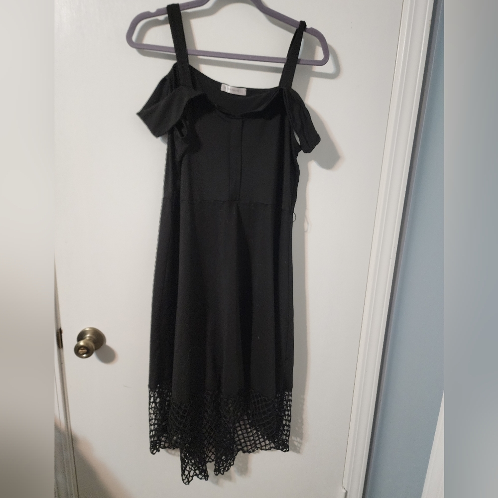 Chic Black Cold-Shoulder Midi Dress